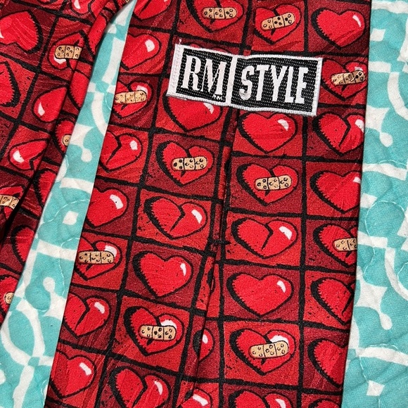 Vintage 1996 RM Style mens silk tie broken hearts with bandaids red black tan - Picture 5 of 9